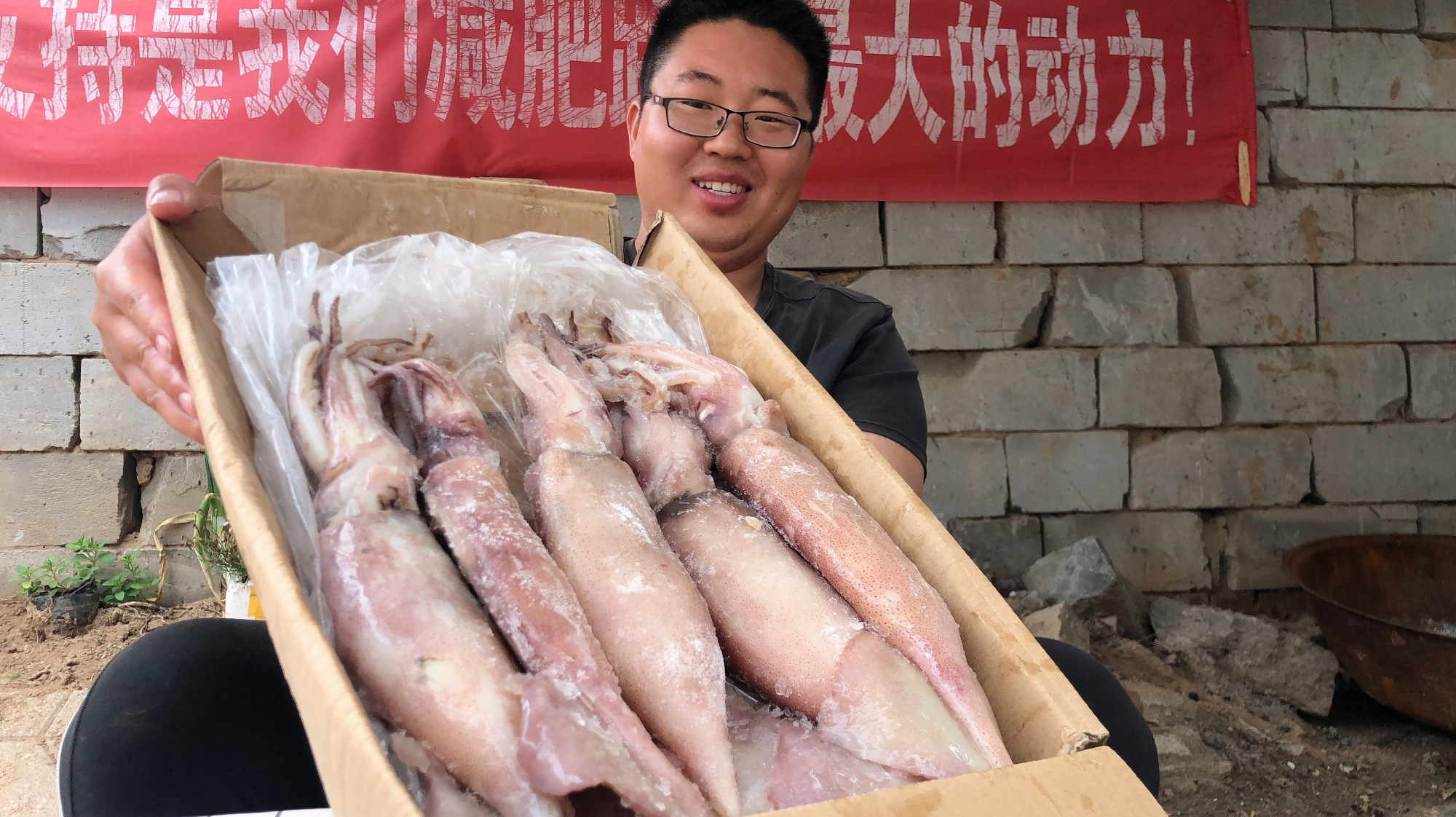 铁板鱿鱼?鏊子上煎出来才过瘾,撒上自制辣酱,口水止不住了!