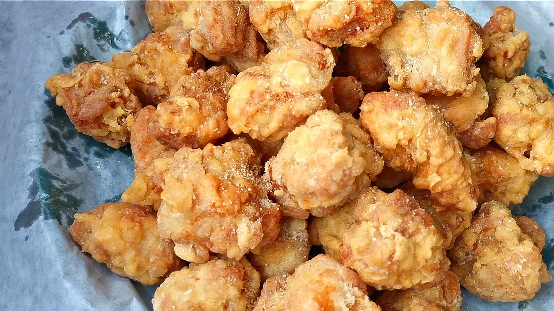 盐酥鸡，好吃到舔手指，比肯德基的鸡米花好吃多了，这味道完美