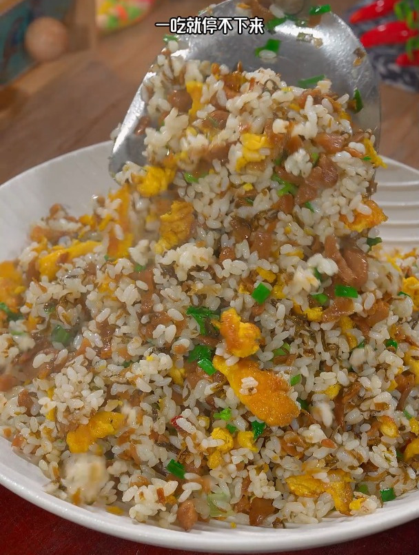 外婆菜香菜蛋炒饭的做法,蛋炒饭这样做太好吃了吧