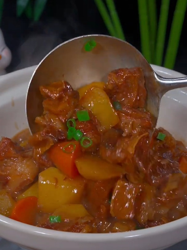 软糯可口的红烧肉炖土豆