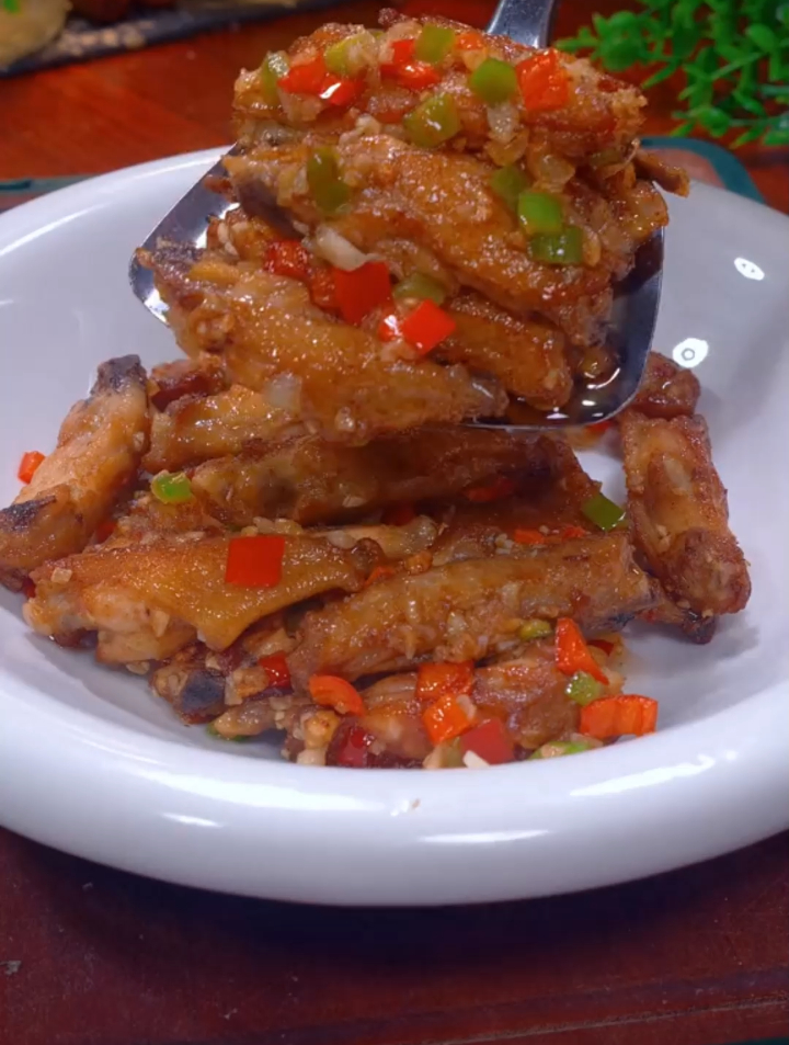 鸡翅千万不要只会可乐和红烧了,做个蒜香鸡翅吧