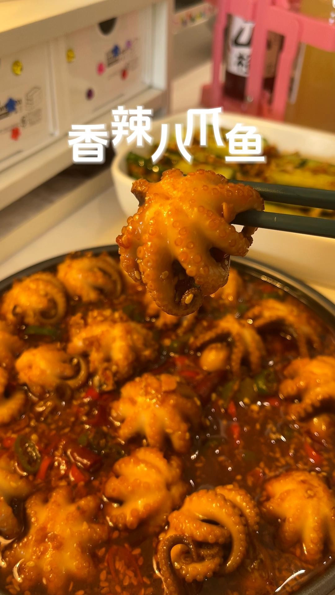 今晚夜宵,香辣八爪鱼配凉拌黄瓜,简单吃点!