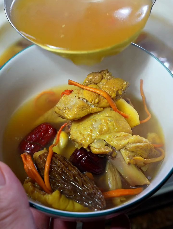 鸡腿菌菇汤,营养又美味
