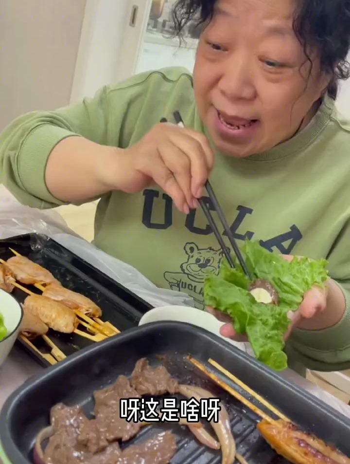 婆婆得烤肉摊子又出摊了这样腌出来的牛肉太赞了