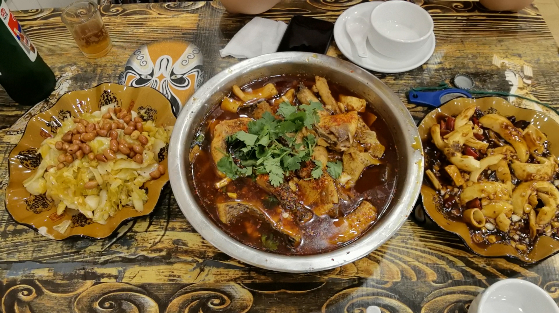 长春巷子里的川菜老店,特色大盆鱼麻辣鲜香,晚9点准时关门谢客