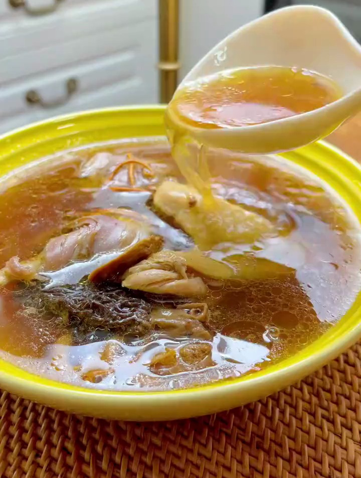 熬了一锅菌菇鸡汤,蒸了一锅饭!汤鲜味儿美!饭劲道好吃!