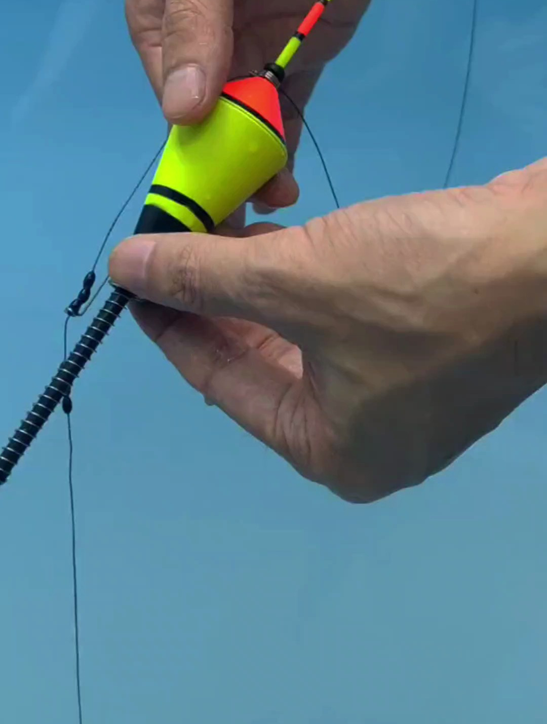 老钓友在偷偷用的自动钓鱼漂可真牛,解放双手自动钓鱼分分钟爆护