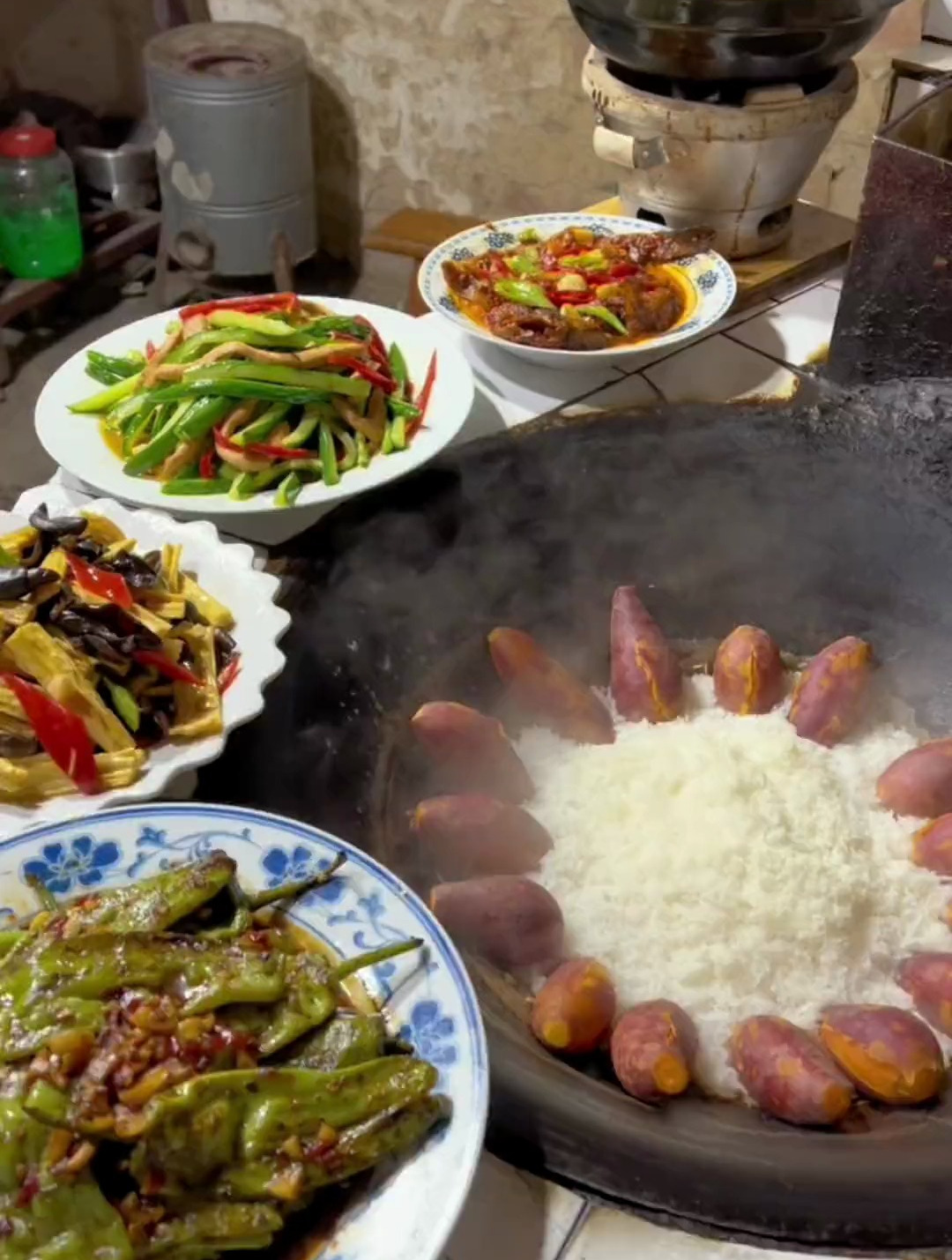 奶奶没什么胃口,妈妈做了她想吃的酱爆辣椒