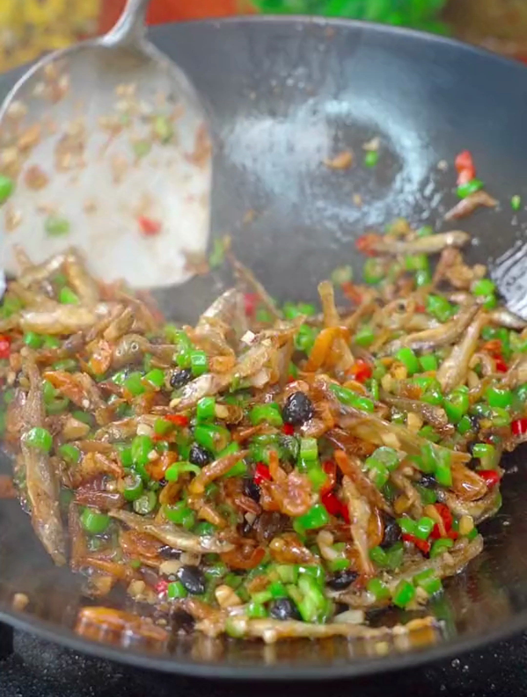 这样做的青椒炒小鱼小虾酥香入味做法简单,喜欢你也试试吧!