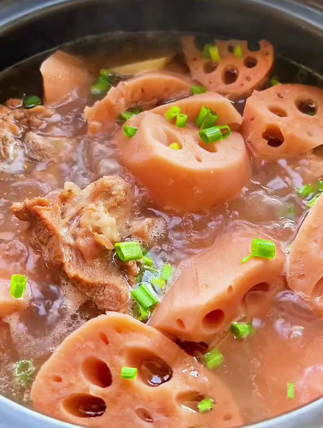 湖北人都会做的排骨炖藕汤,莲藕粉糯汤鲜味美!天冷了来上一碗!