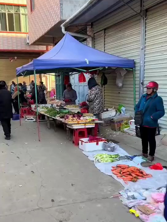 集市上大姐卖的大菜梗,削去外层木质化表皮