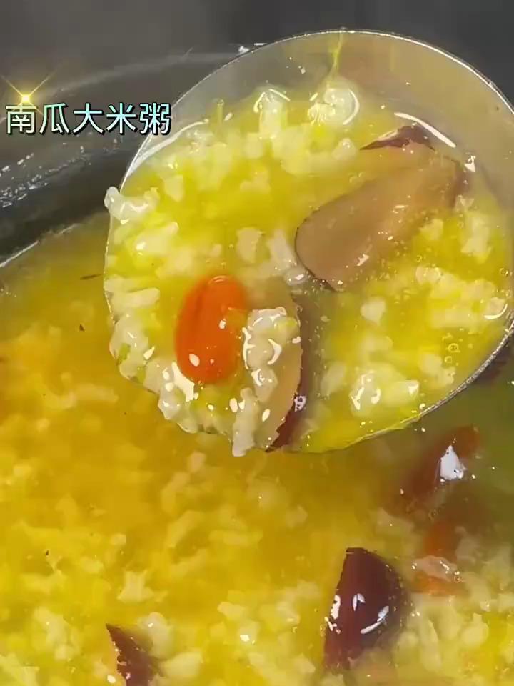 用砂锅熬出的大米南瓜粥