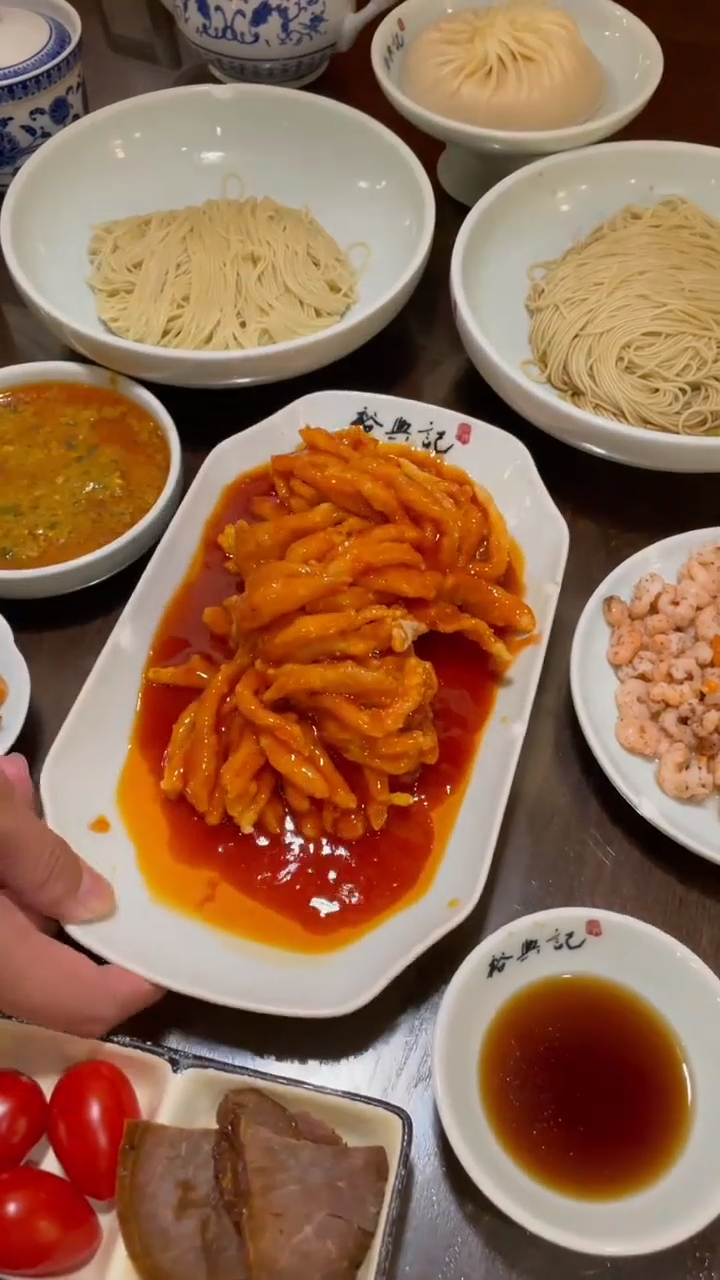 吃大闸蟹好麻烦,还是吃蟹粉面方便,上海老字号苏式面馆裕兴记