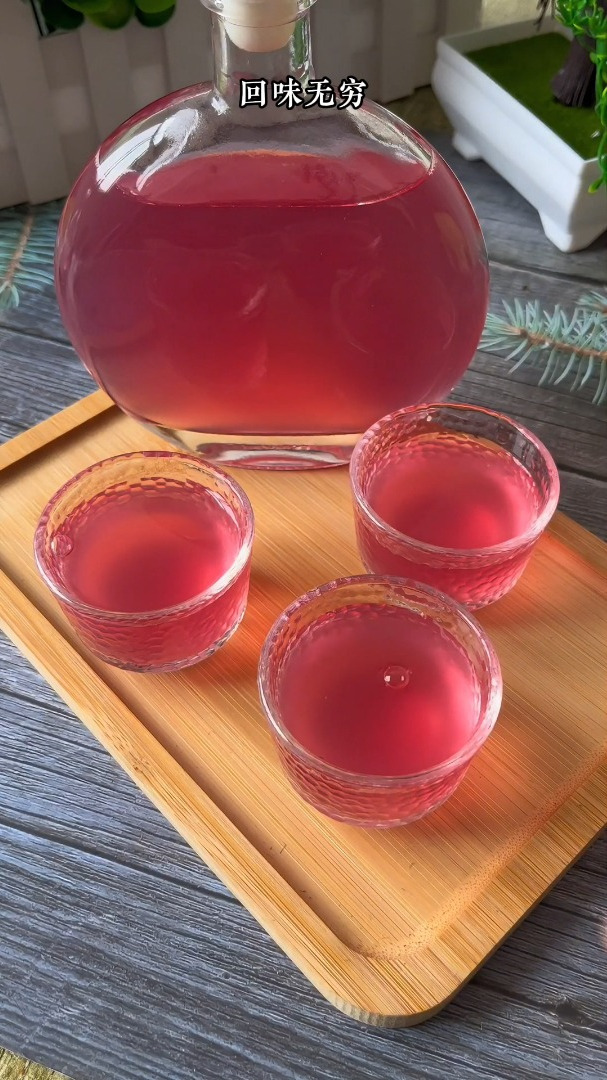 又到做果酒的季节,我用五斤葡萄做了满满一大缸葡萄酒,清甜可口