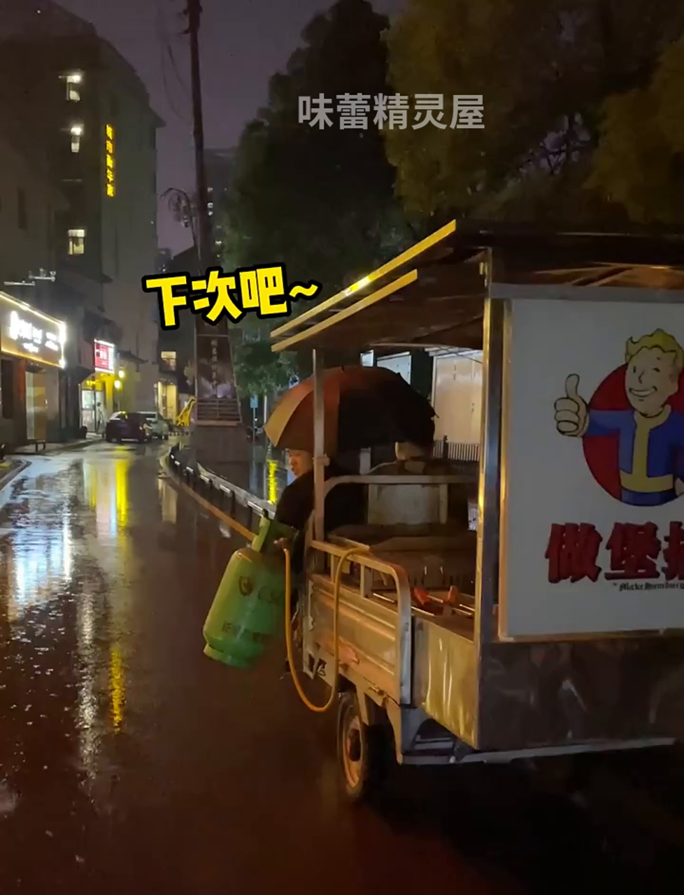 追着老板跑了两公里就为了吃汉堡,用美团点外卖能拿18块红包!