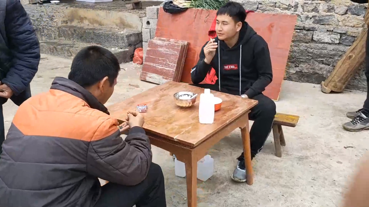 贵州人玩水鱼喝酒,小酒量看了怕,敢上桌的都不是一般人