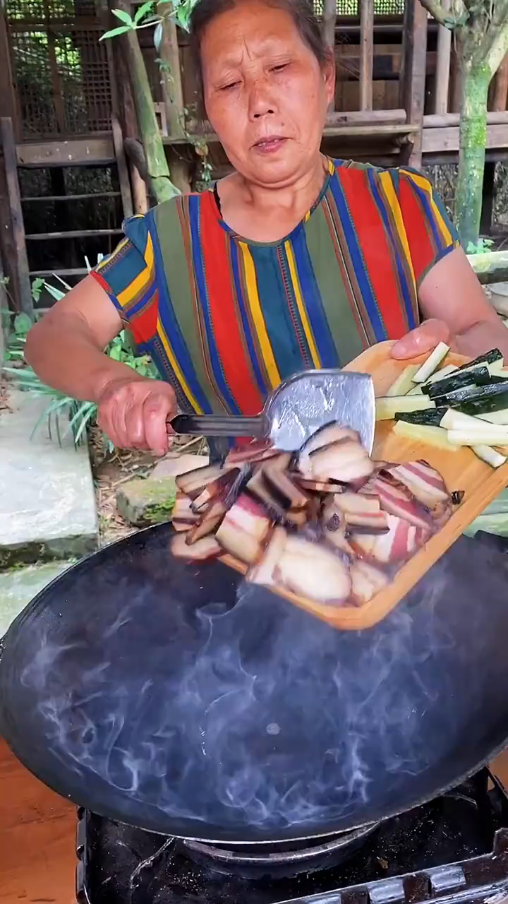外婆菜炒腊肉,再加一些黄瓜,这就是荤素搭配吗?