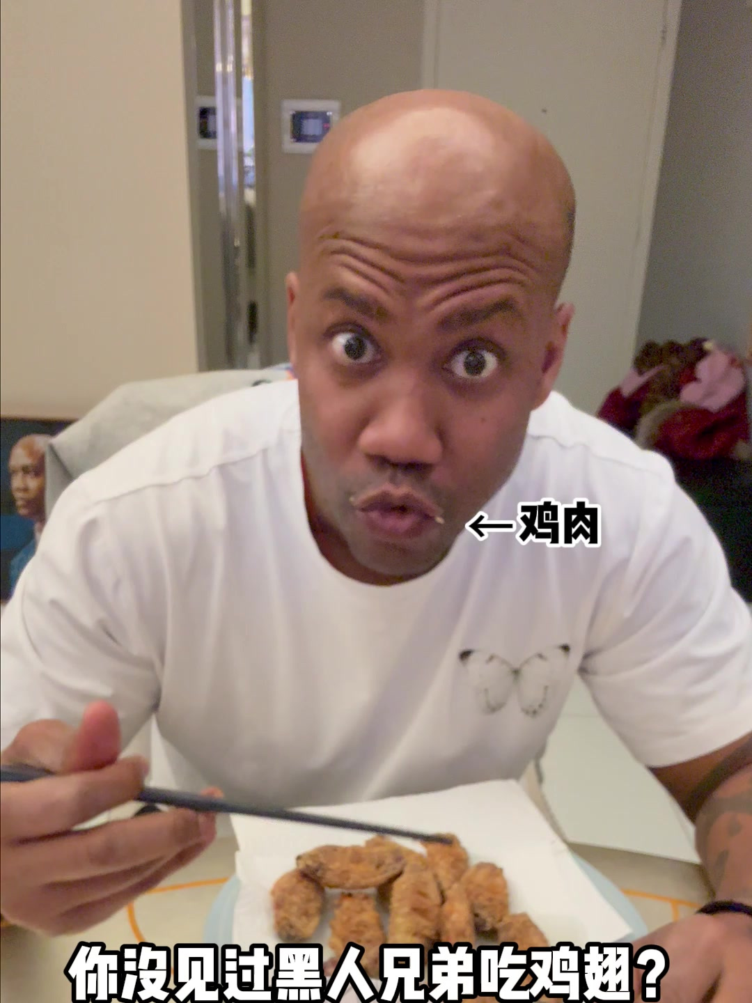 看好了我只教一遍,我可是跟最厉害的炸鸡大厨学的!