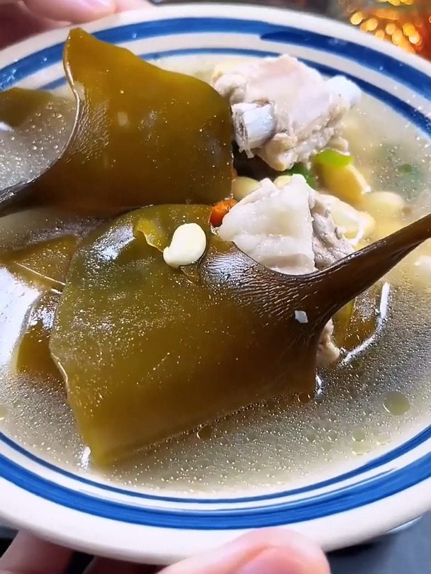 冬天一定要给孩子吃的海带头,炖出来的汤清甜鲜糯