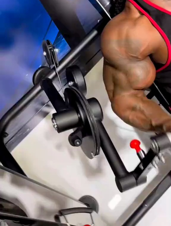 肌肉男在健身,这么粗的胳膊真让人羡慕