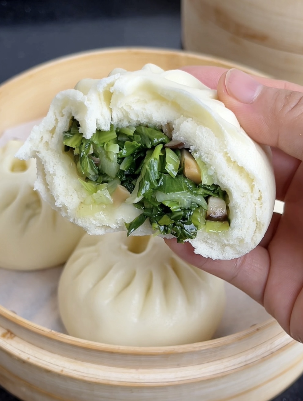 家里有吃不了的青菜就蒸一锅包子吧,面皮松软青菜翠绿不发黄