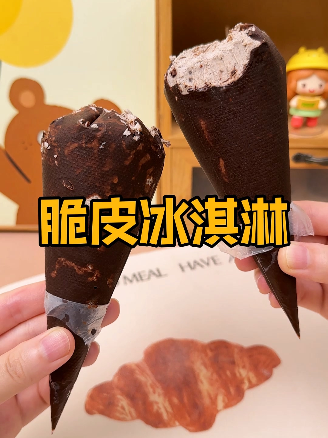 怎样做冰淇淋:只要一个塑料袋,在家轻松自制巧克力脆皮冰淇淋!