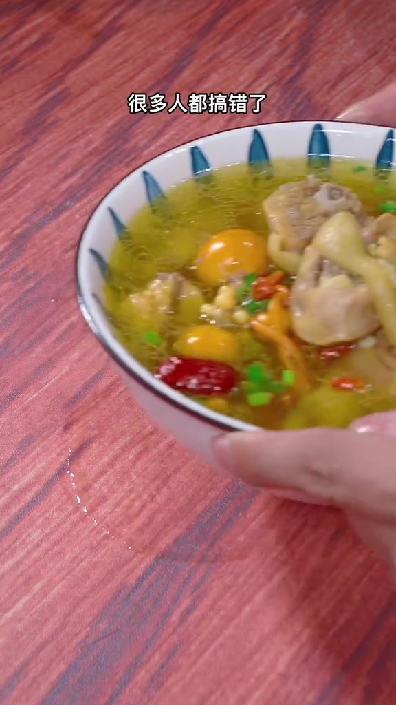 在家炖鸡汤,只需要放三样料就行,炖出来的鸡汤,汤鲜味美