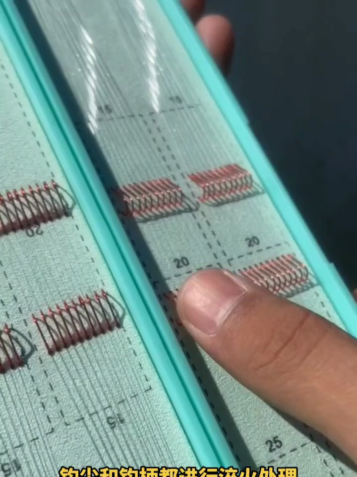 冬季钓鲫鱼就用这种赤袖子线双钩,钩身轻盈更利于鱼儿吸入口