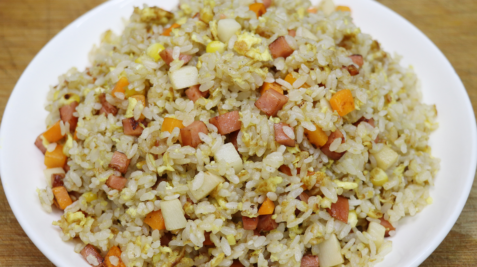 教你在家做扬州炒饭,米饭粒粒分明不粘锅,干香美味,比蛋炒饭香