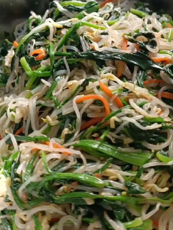粉条菠菜拌绿豆芽来啦简单好做又好吃,请大家参考