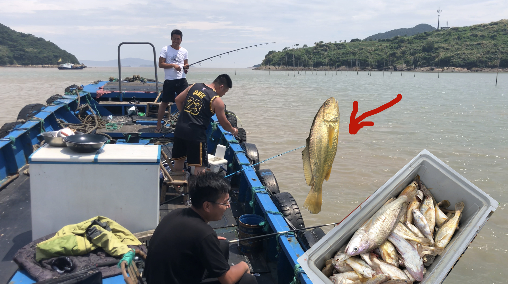 小咸出海船钓1天1夜,6个人1200船费,爆箱的节奏啊