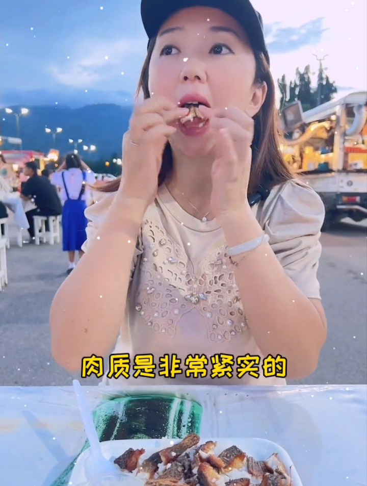 泰国小摊烤鱼肉配饭10元一份