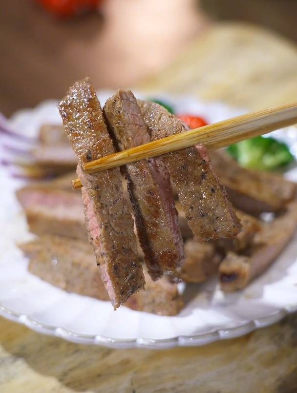 在家想吃烤牛排,你就像我这样,一次多做些,鲜嫩多汁