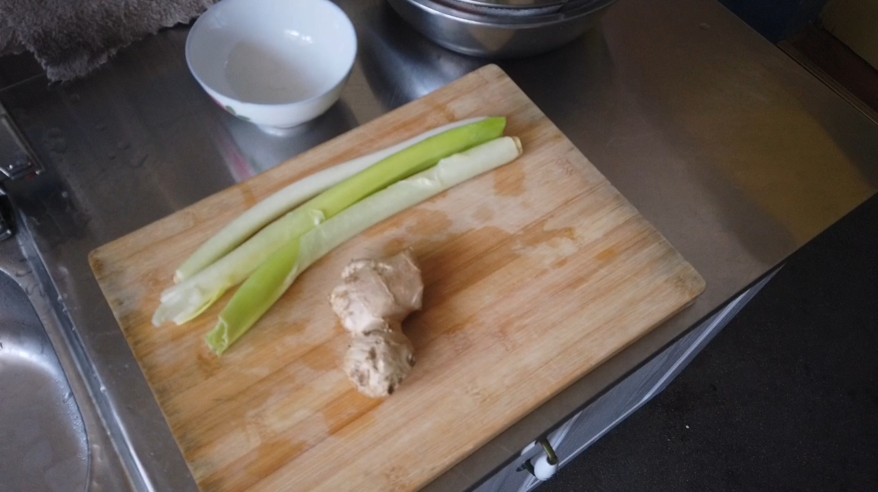 给老爸做喜爱吃的馄饨,配料齐全,味道鲜美,老爸直夸好吃!