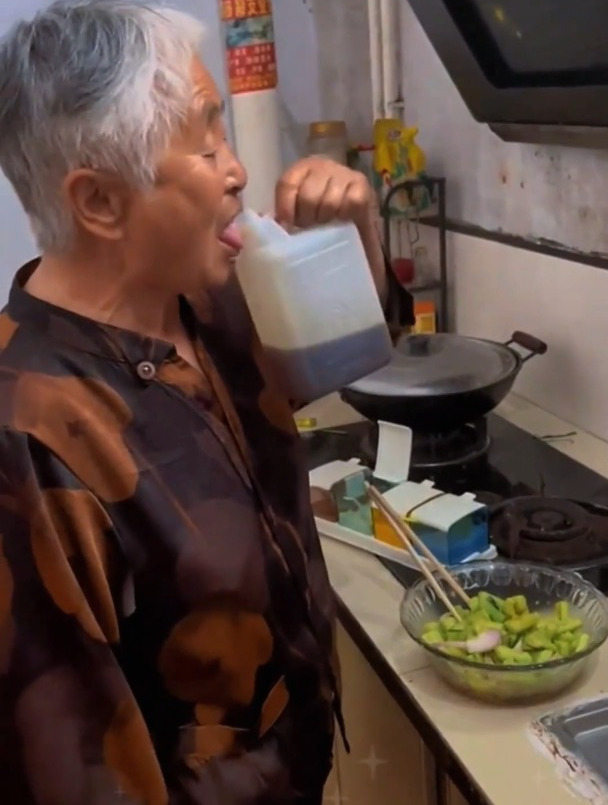 山西大妈发明的“菜板架”火了,通风沥水也不占空间,非常实用