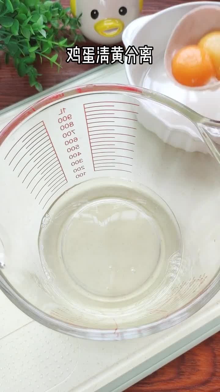 家里的孩子想吃蛋糕,你就在家给他做,2个鸡蛋,100克蛋糕粉