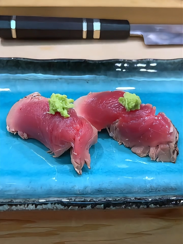 掌握烹饪秘诀:一步步教你做烤金枪鱼手握寿司