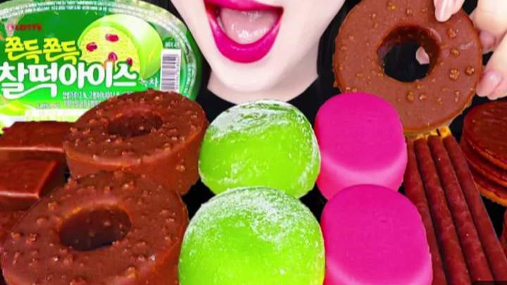 甜蜜低语:巧克力牛轧糖轻吟,甜甜圈冰淇淋呢喃,抹茶红豆麻糬冰淇淋细语,草莓牛奶冰淇淋轻唱,