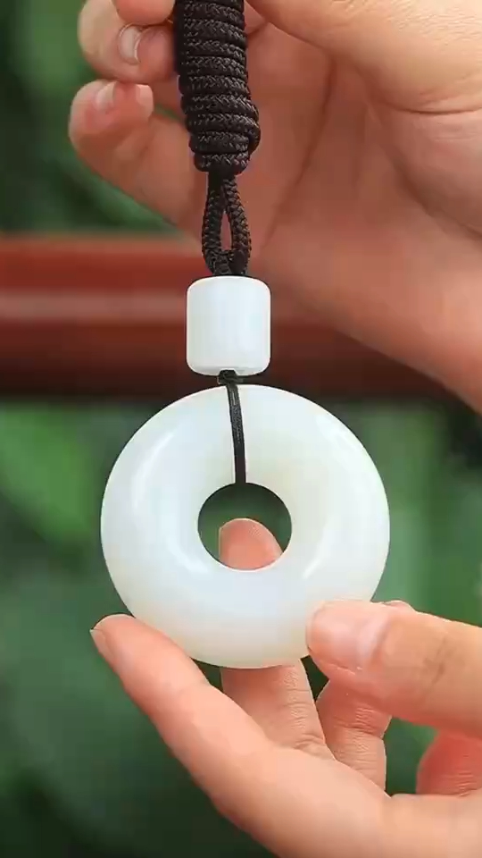 新疆和田羊脂白玉面包圈吊坠,肉质细糯,整体成色好,油脂感强