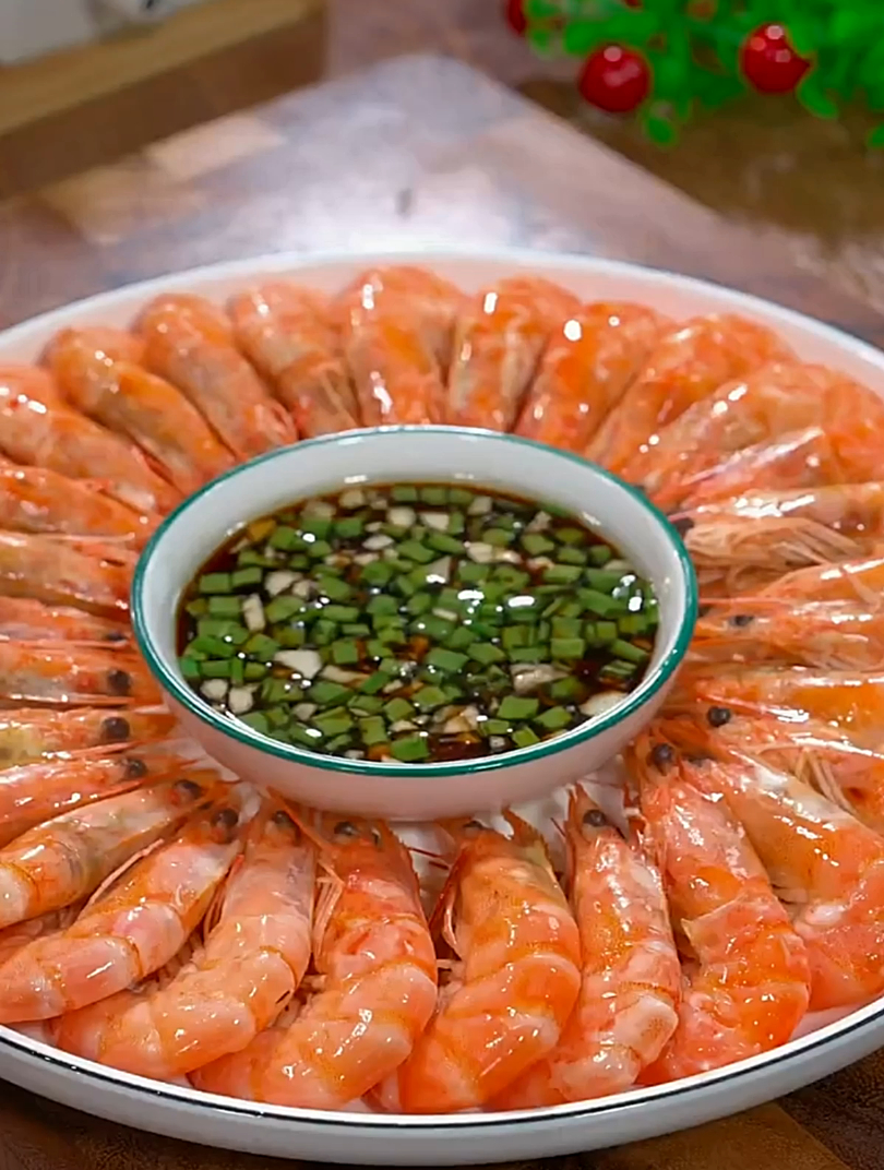 白灼虾别总是用水煮,鲜味都流失了,直接焖更美味