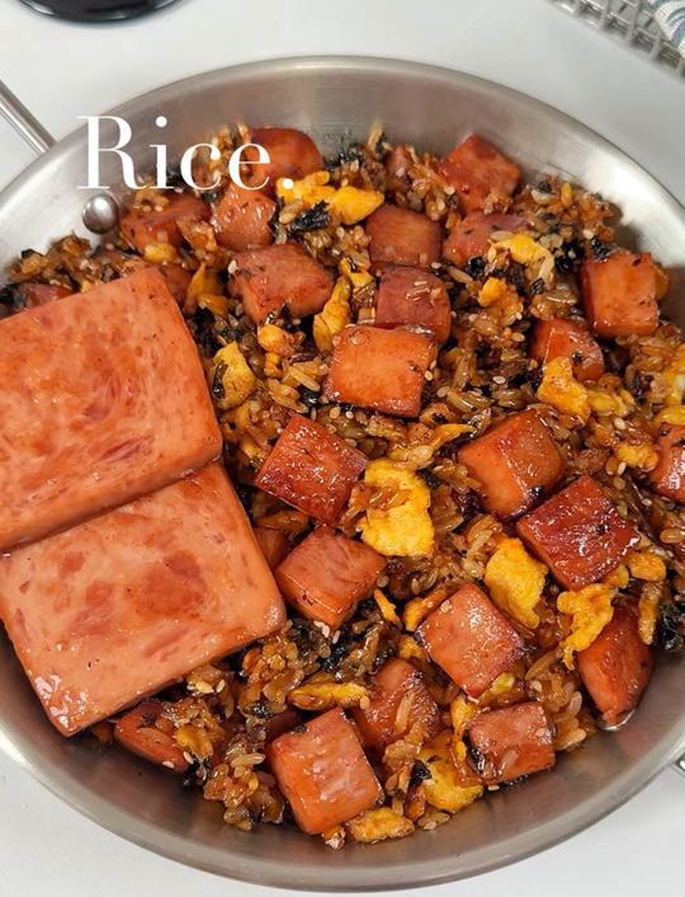 烤肉必点海苔午餐肉饭,香到爆!每次去烤肉店必点的海苔午餐肉饭,一定要试试!焦香的肉感搭配米