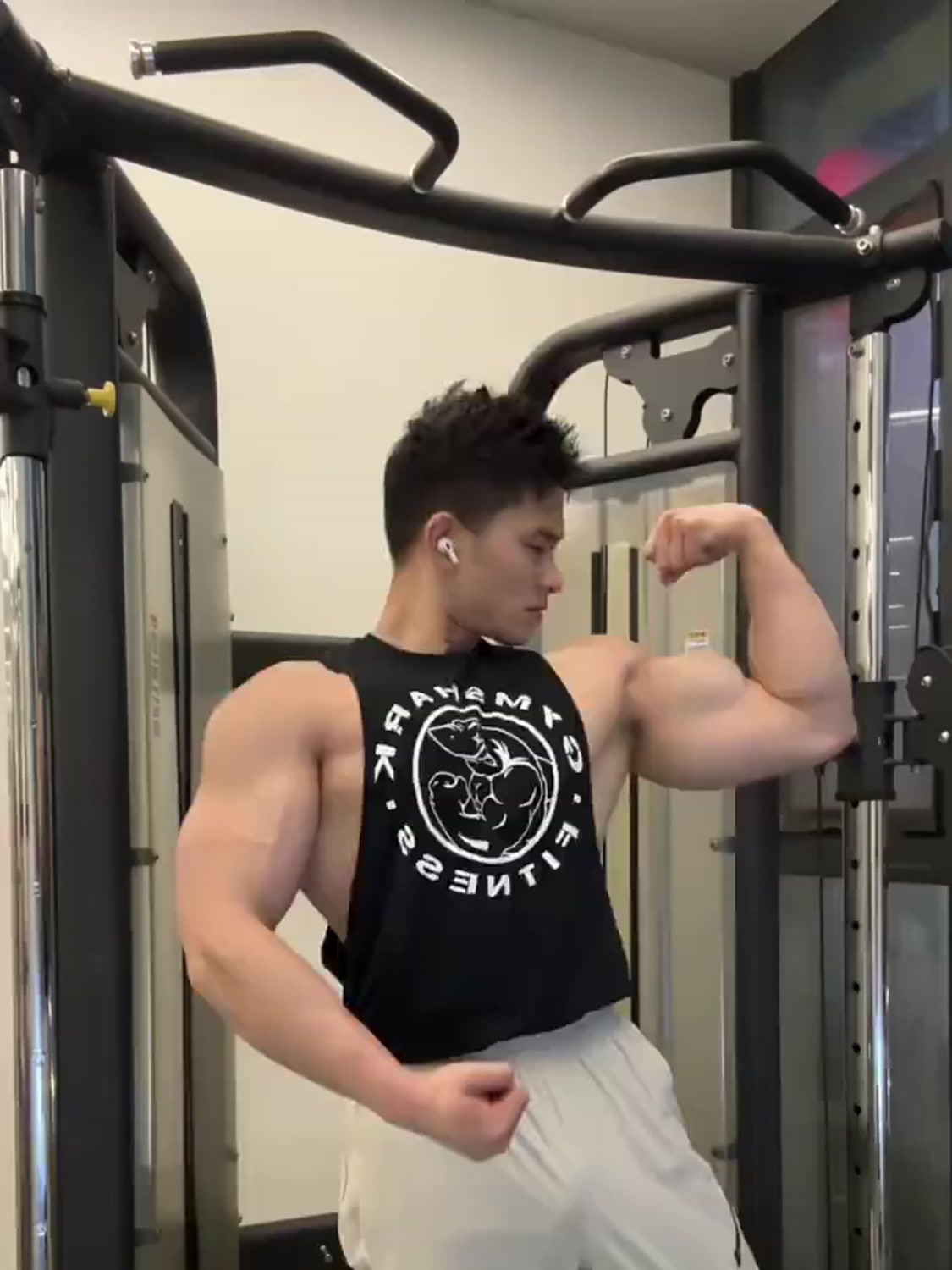 大胸肌粗壮手臂的健身肌肉男帅哥谁会不喜欢啊!你不喜欢吗?