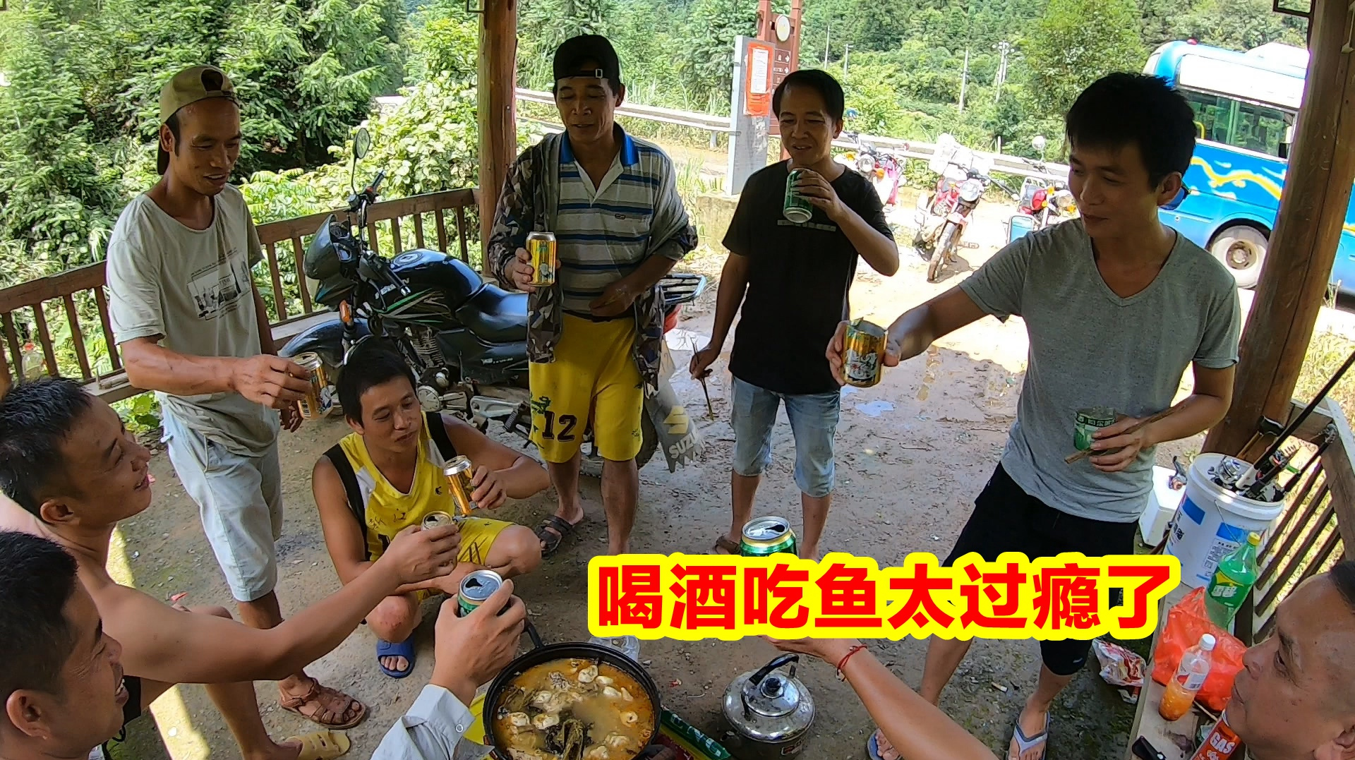 老罗小梁和钓友搭伙煮一锅酸菜鱼,香气四溢,大伙围着吃真过瘾