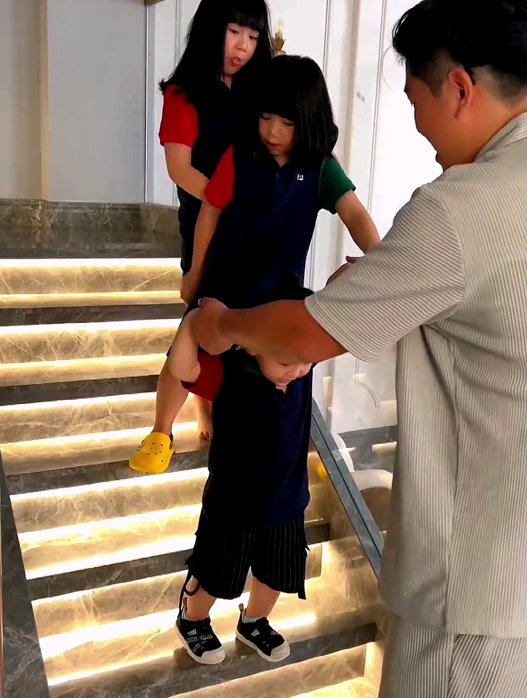 六个孩子的爸爸-有用的带娃技能