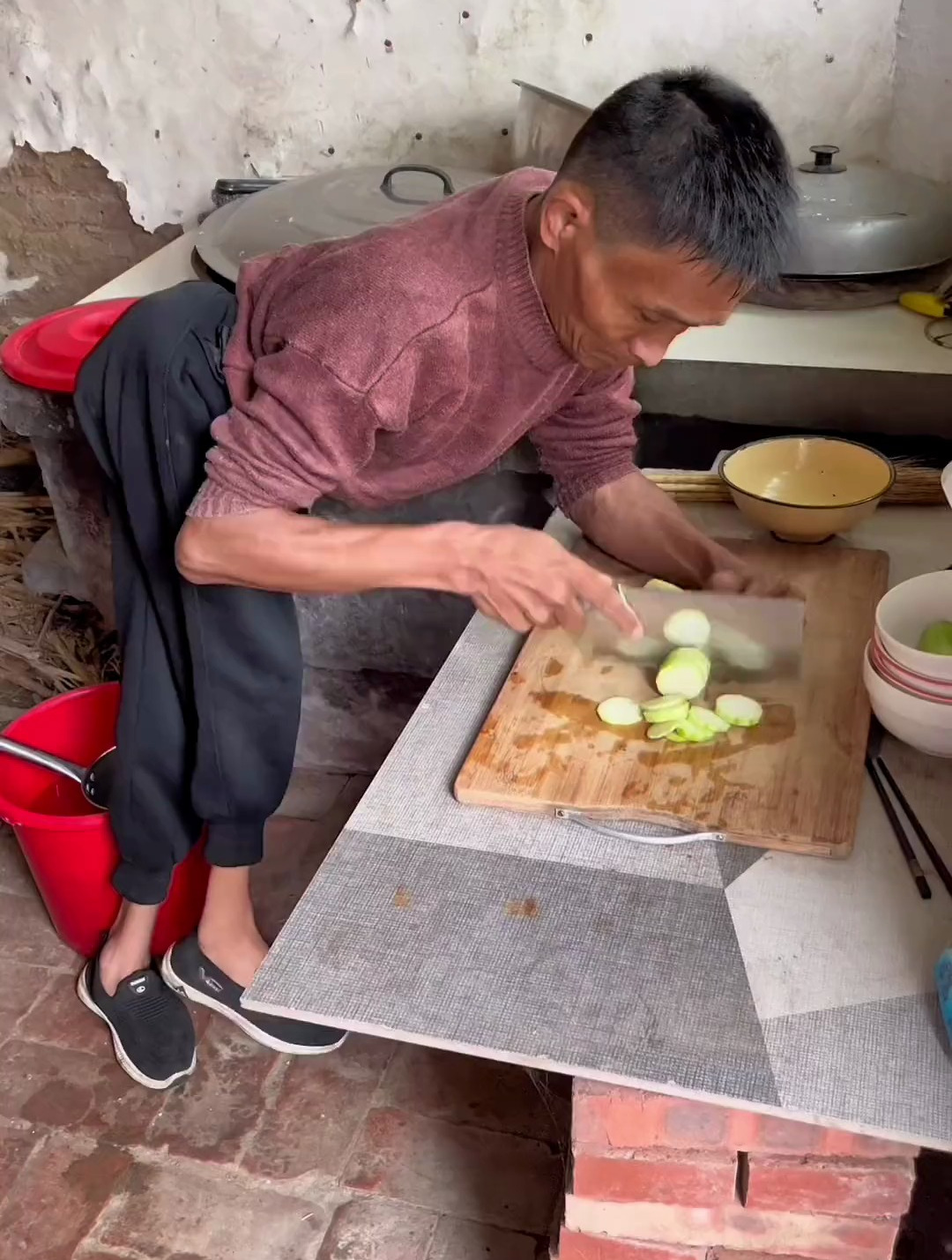 因为今天是我的生日,给自己做碗丝瓜鸡蛋面,结果鸡蛋还掉了!