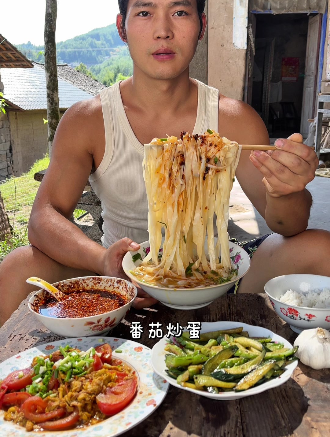 天气依然火辣,番茄炒蛋,苦瓜炒黄瓜,凉白开兑米饭,真解暑
