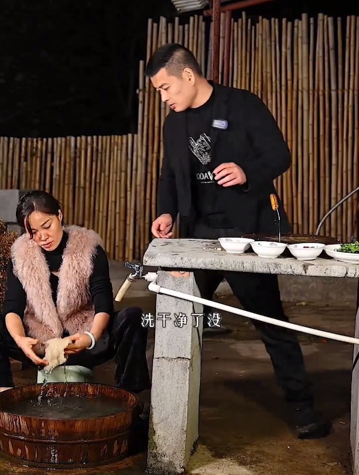 冬天在家做美味的烤排骨和牛肚火锅,最后再来一份炒饭,真满足!