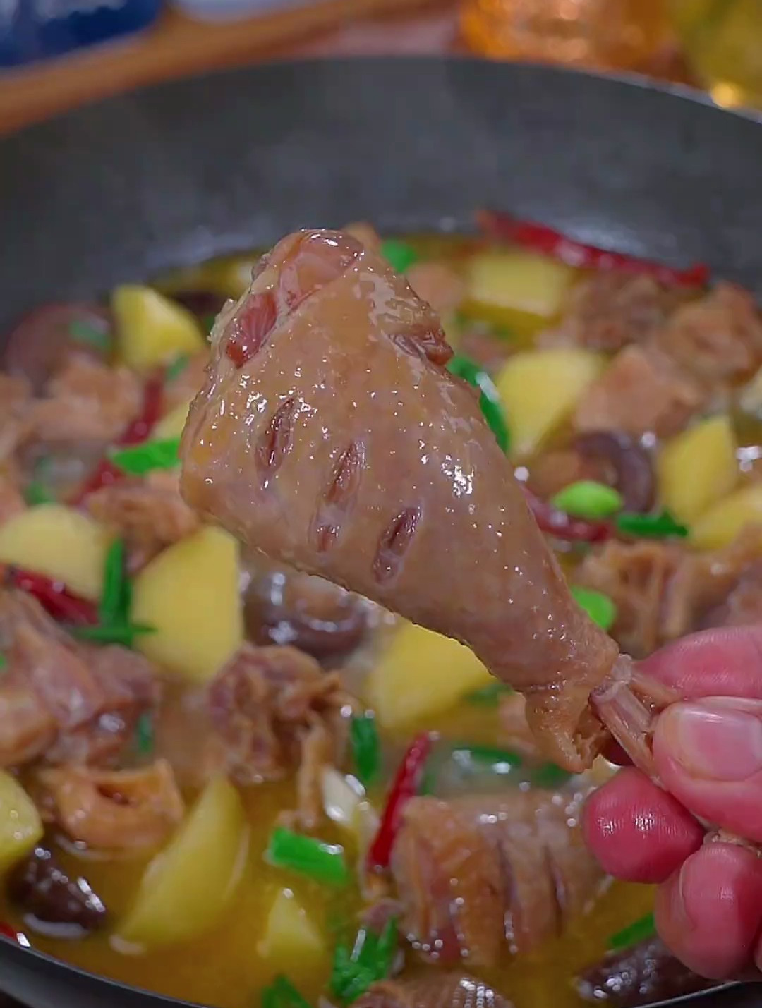 但是你要尝尝湖北十里铺特色风干鸡,肉质紧实,腊香味十足