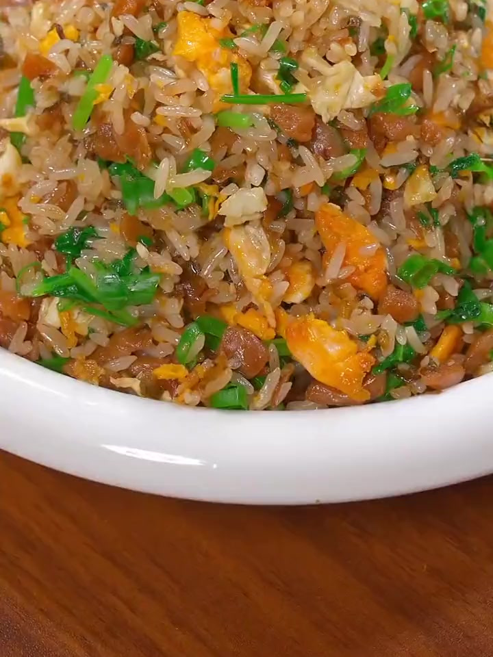 家里有剩米饭那就做个外婆菜蛋炒饭吧,粒粒分明,越吃越香