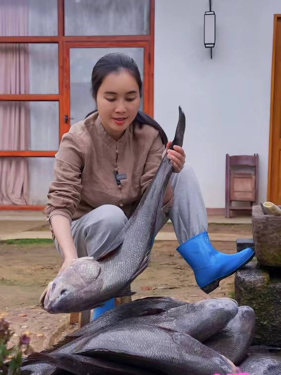 用鱼胶给黄女士做美食吃